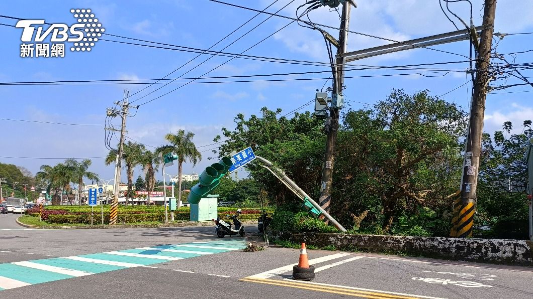 回收車吊桿勾電線扯倒號誌桿 2騎士「只差一秒就遭砸」