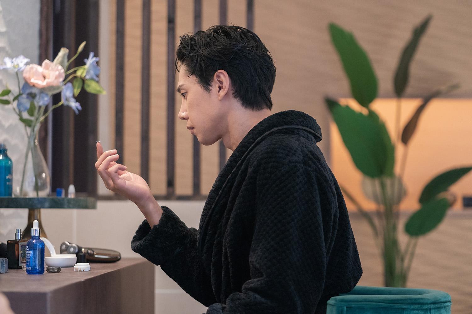 霸凌集團的另一首腦全宰寯也有色盲問題。(圖/Netflix提供)