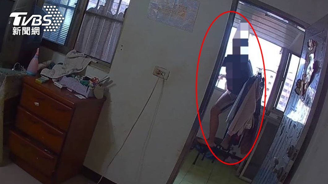 男子當時跨坐在窗台上,一隻腳懸空相當危險。(圖/TVBS)