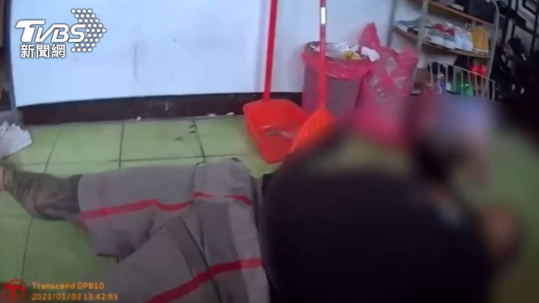 事後員警仍將男子預防性送醫治療。(圖/TVBS)