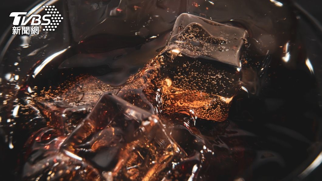網路傳言「可樂可以殺精」的說法是錯誤且不切實際的。(示意圖/Shutterstock達志影像)