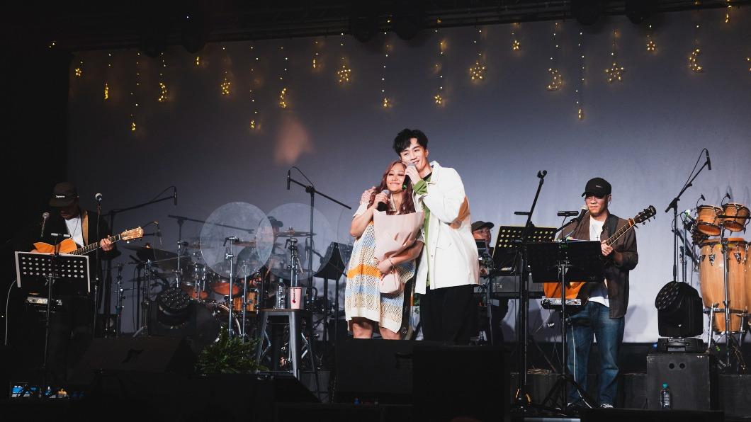 家家舉辦生日音樂會 好友李英宏備粉色花束祝福
