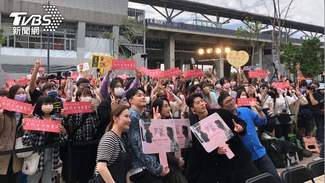 許光漢、柯佳嬿、施柏宇回《想見你》拍攝地台南舉辦回饋活動，現場不乏韓國特地飛來的粉絲。（圖／羅子欣攝）