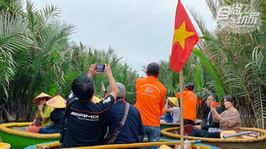 椰子船比想像中平穩,行進過程中可讓觀光客拍照。(圖/食尚玩家)