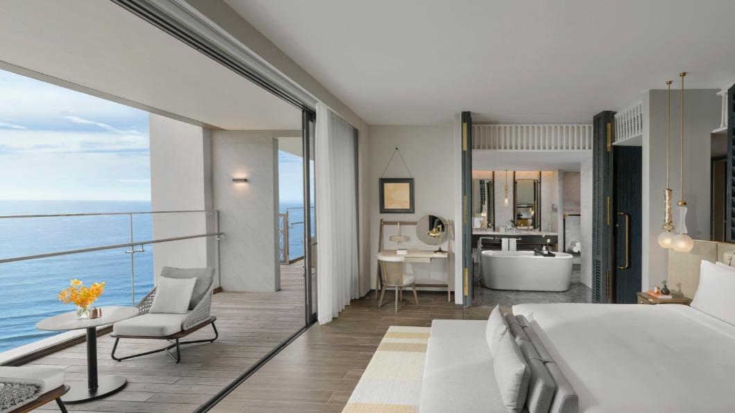 度假村房間內的陽台區,可吃早餐配海風。(圖/翻攝自Hoiana Resort & Golf臉書)