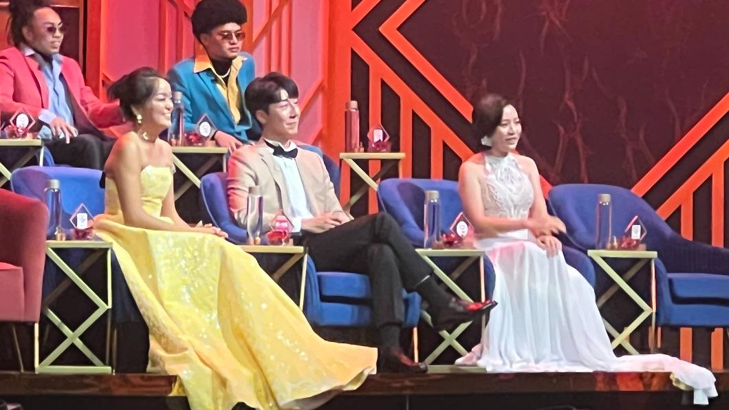 《炎上王世堅》火伴有凱莉（左起）、吳崢、黃瀞瑩。（圖／薩泰爾娛樂提供）