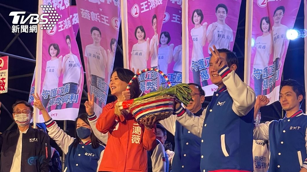 馬英九親送吉祥物給王鴻薇,預祝高票當選。(圖/林恩如攝)