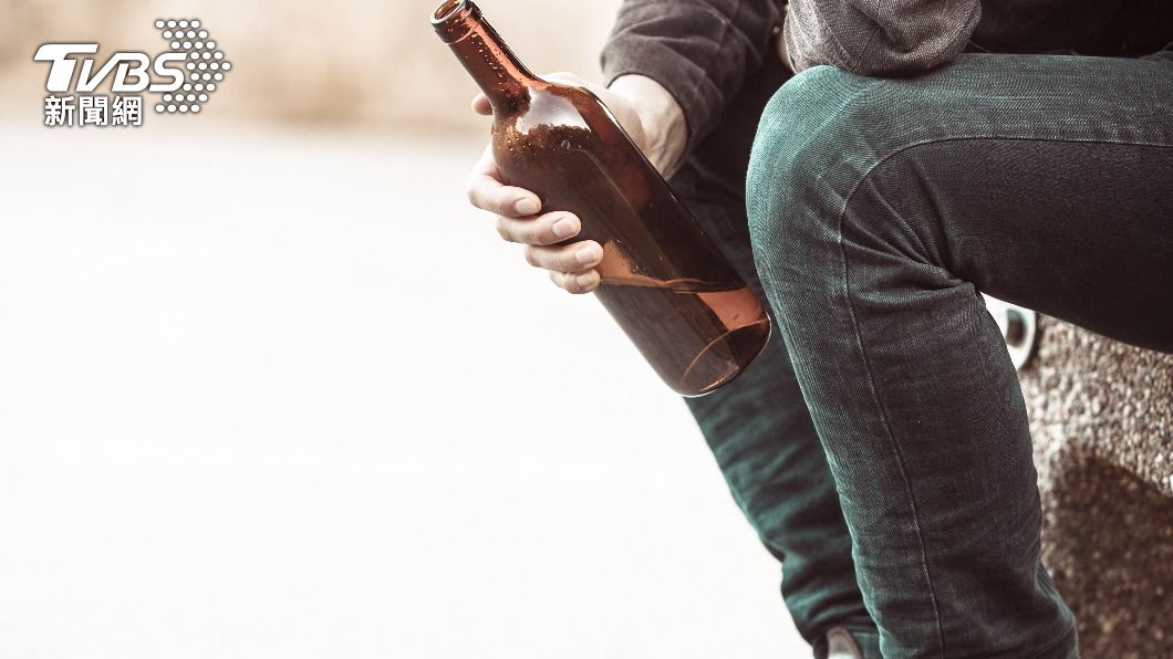 醫生一度認為強尼的不適來源於酒精戒斷症狀。（示意圖，非本文當事人／Shutterstock達志影像）