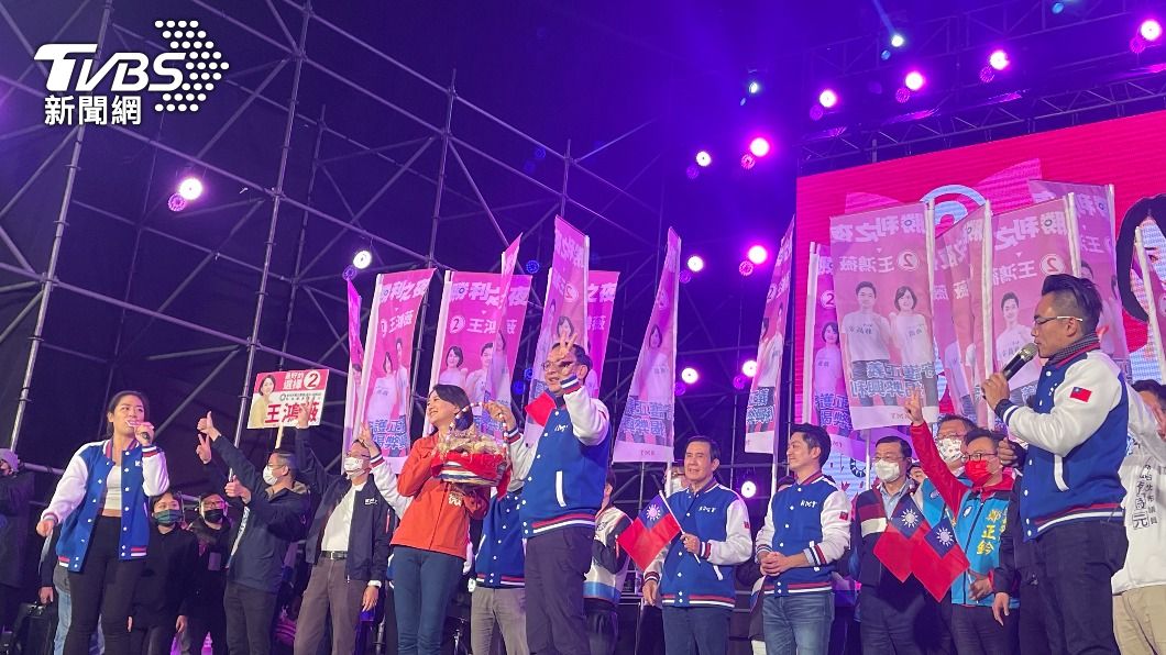 朱立倫送吉祥物給王鴻薇,預祝高票當選。(圖/林恩如攝)