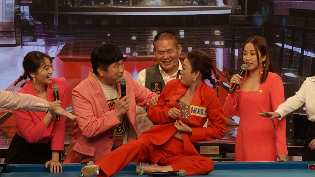 楊繡惠(中)在撞球桌上寬衣解帶。(圖/民視提供)