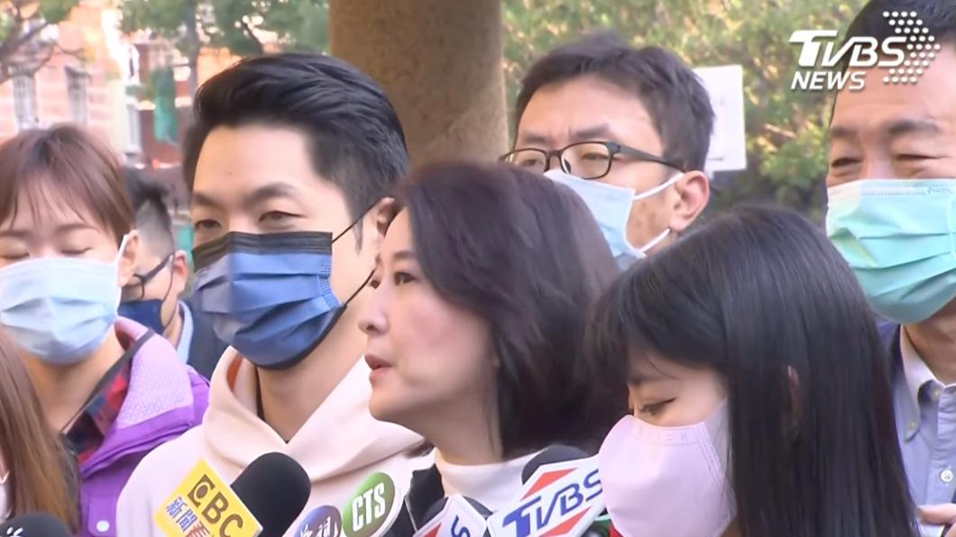 王鴻薇今早在台北市長蔣萬安、立委費鴻泰陪同下投票。（圖／TVBS）