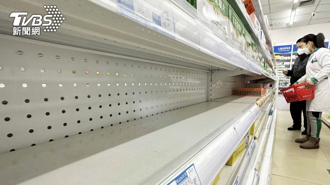 感冒藥等藥品遭到搶購一空。(圖/達志影像美聯社)