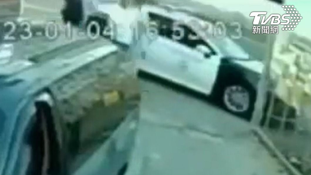 惡煞直接開警車門救同夥。(圖/TVBS)