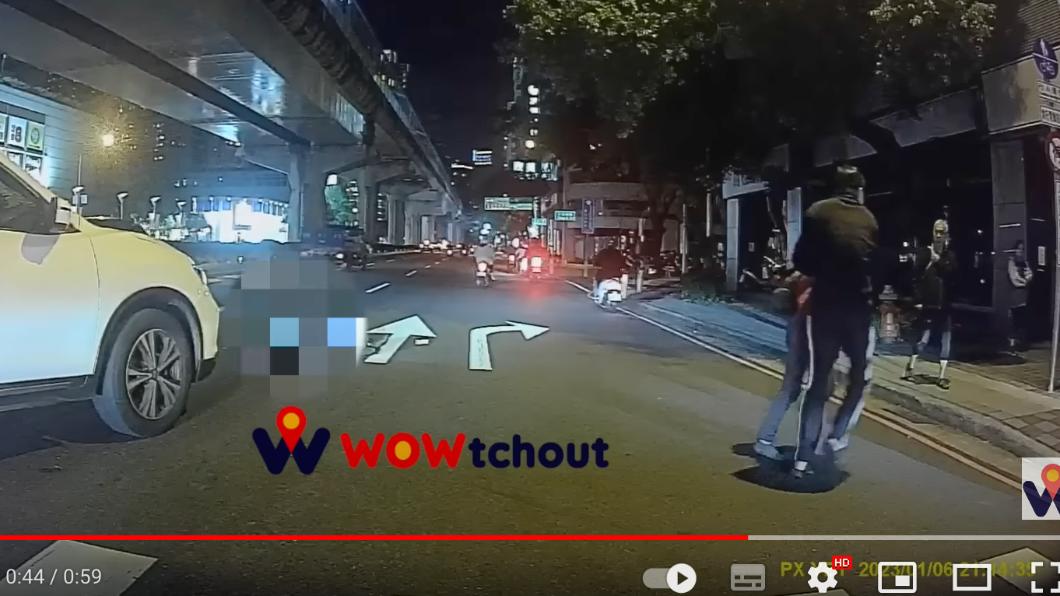 李男將其中1人攙扶至一旁。(圖/翻攝自WoWtchout - 地圖型行車影像分享平台YouTube頻道)