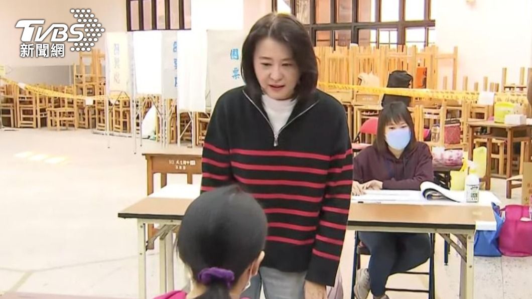 王鴻薇投票忘記帶身分證,被選務人員提醒。(圖/TVBS)