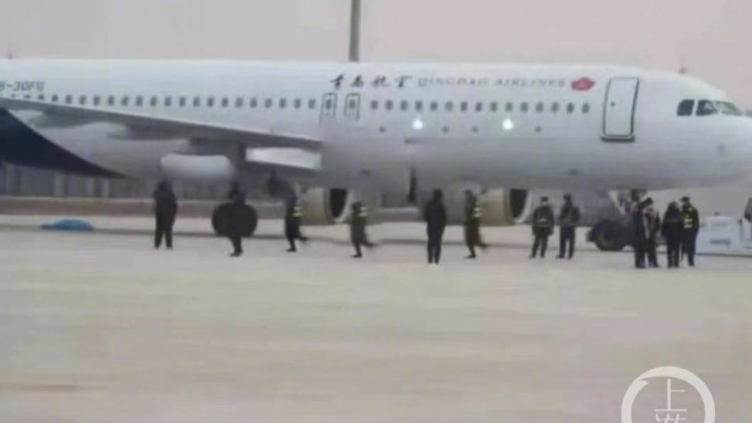 地勤人員遭飛機輪子輾壓事故現場。(圖/翻攝自上游新聞微博)