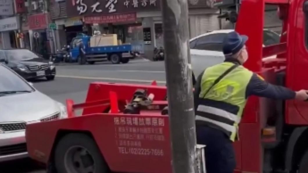 快、狠、準!僅花13秒拖吊違停車 網稱「最速傳說」
