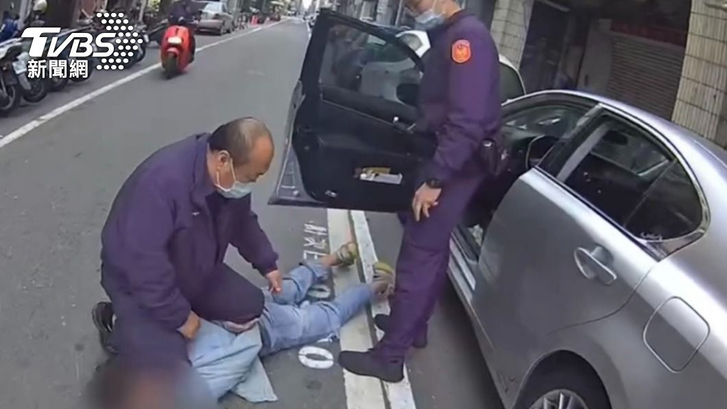 醉到忘記自己肇逃…醉男停路邊爽睡 問警:我犯什麼罪?