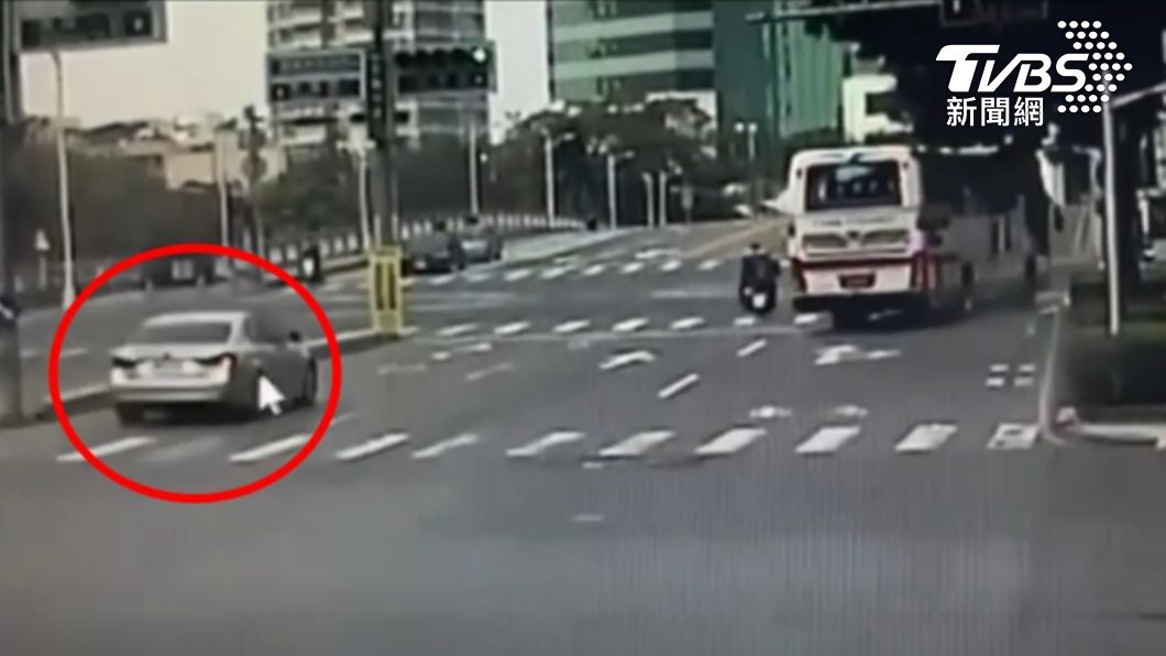 李男的銀色轎車。（圖／TVBS）
