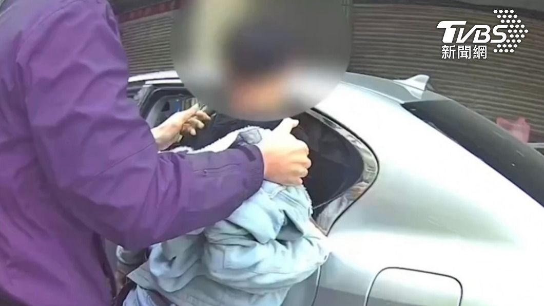 警方將李男上銬。（圖／TVBS）