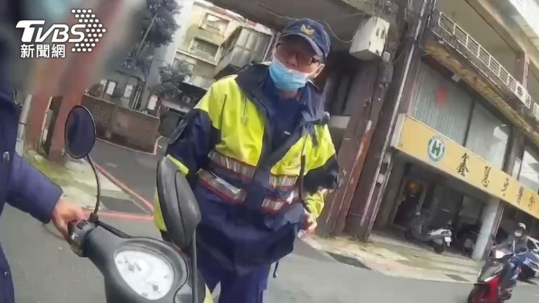 員警勸導險遭詐民眾。（圖／TVBS）