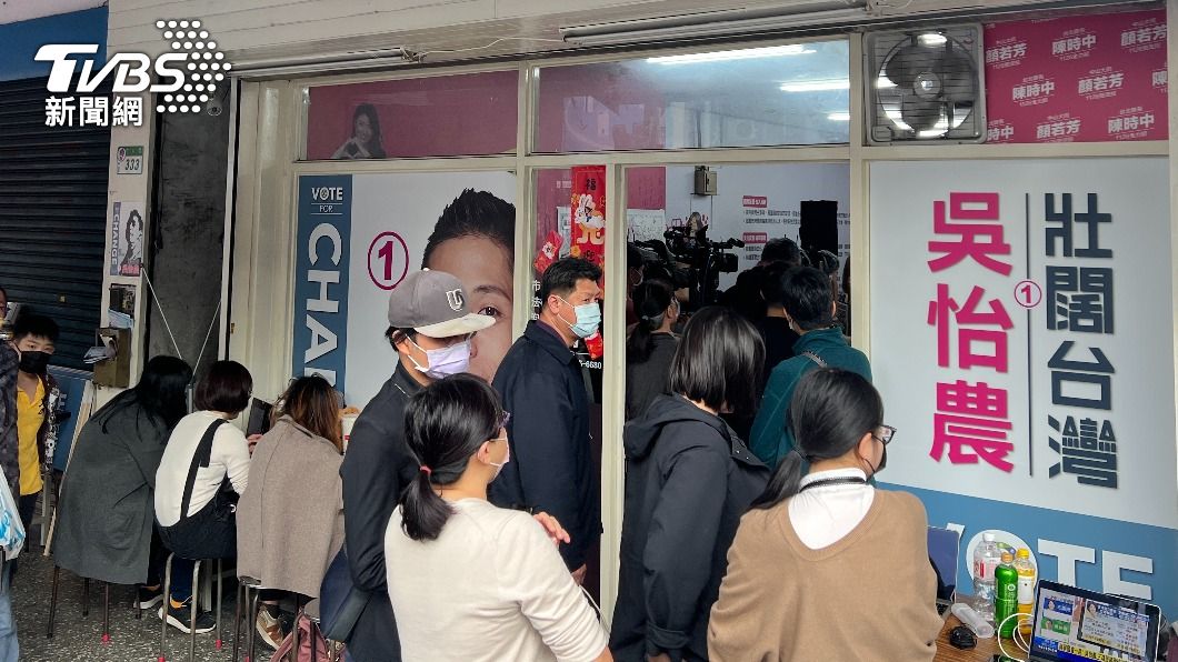 現場民眾湧入,甚至擠到門口。(圖/方炳超攝)