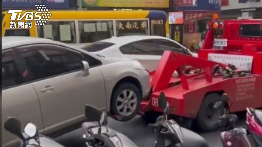 違停車輛遭拖吊。（圖／記者爆料網）