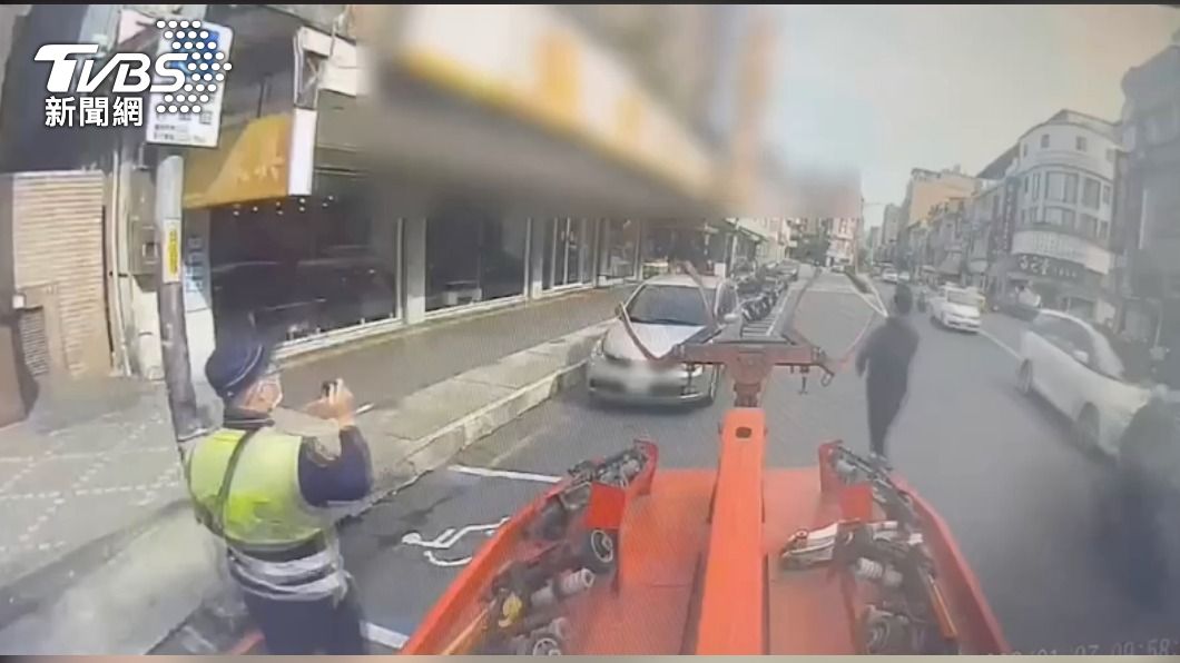 違停車輛遭拖吊。（圖／ＴＶＢＳ）