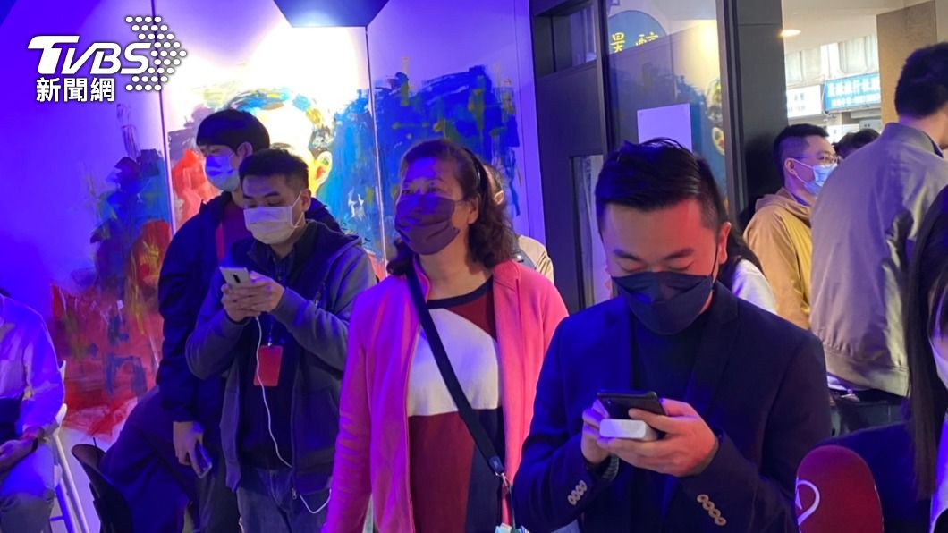 立委補選開票中!王鴻薇微幅領先 藍營支持者聚集總部超緊張