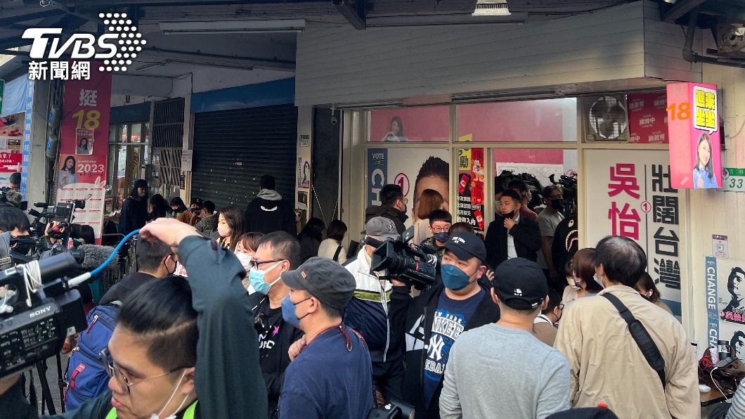吳怡農現場湧入不少支持者與媒體,將現場擠得水洩不通。(圖/方炳超攝)