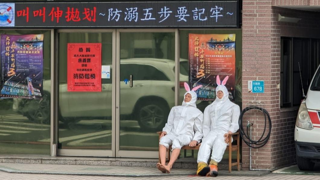 台南街頭驚見2巨型白兔 「呆坐路邊」被起底:出頭多
