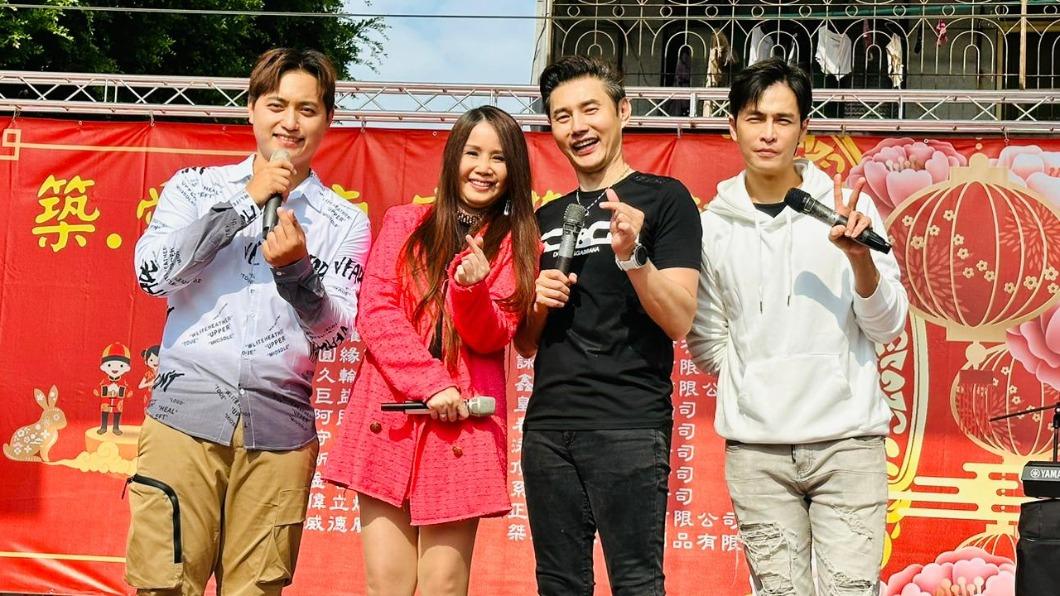 包偉銘(右二)帶著愛妻劉依純、兒子包庭政出席公益活動,更找GINO(右)一起送暖。(圖/翰森娛樂提供)