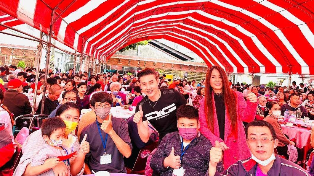 劉依純(後排右二)和包偉銘下台發紅包。(圖/翰森娛樂提供)