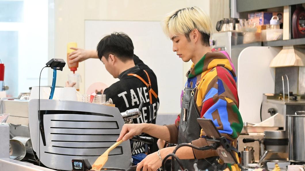 曹佑寧挑戰下廚。(圖/台視提供)