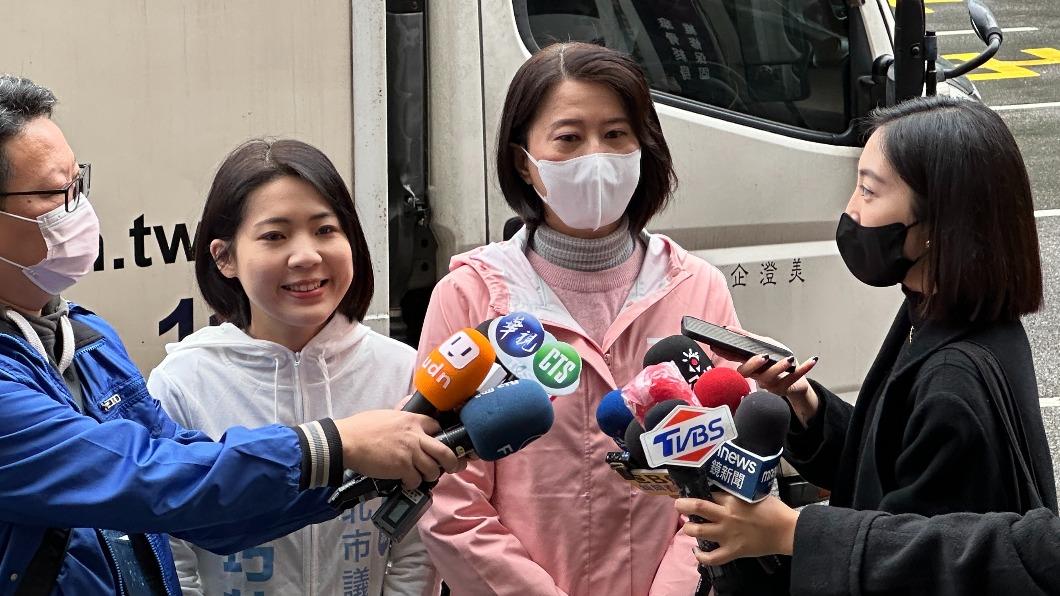徐巧芯在立委補選期間幫王鴻薇站台。(圖/王鴻薇辦公室提供)