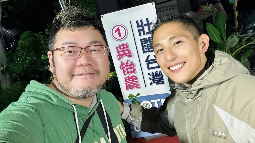 網友們笑說,四叉貓跟誰合照,誰就會敗選。(圖/翻攝自劉宇臉書)