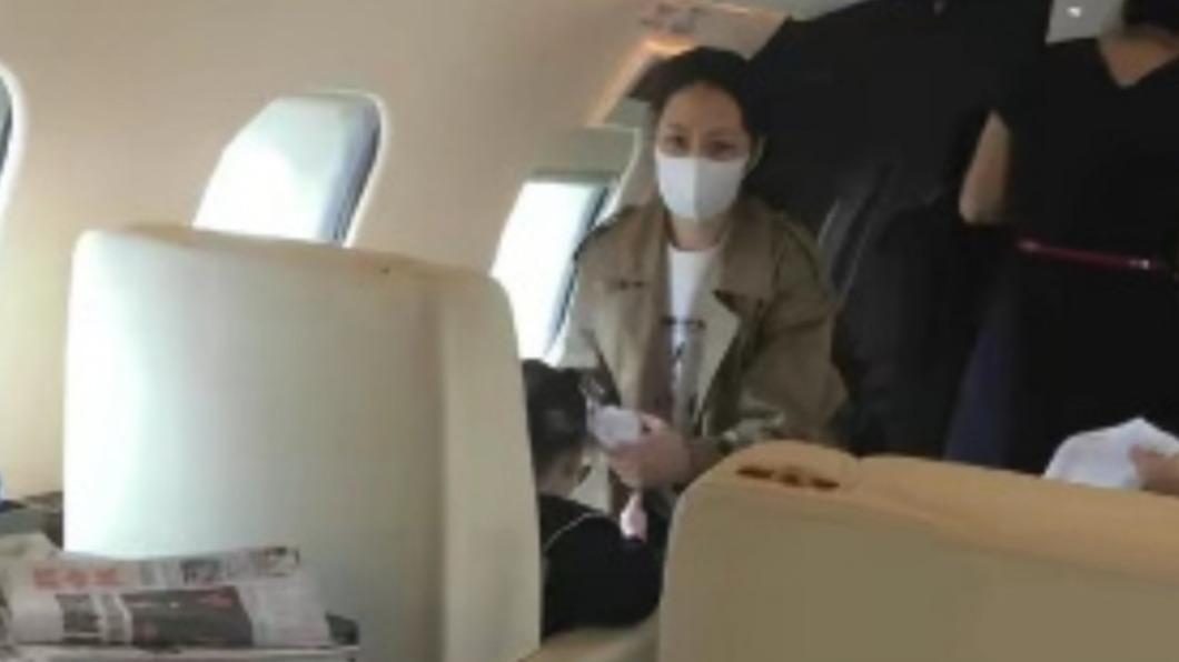 有網友在飛機上巧遇郭碧婷。(圖/翻攝自《搜狐新聞》微博)