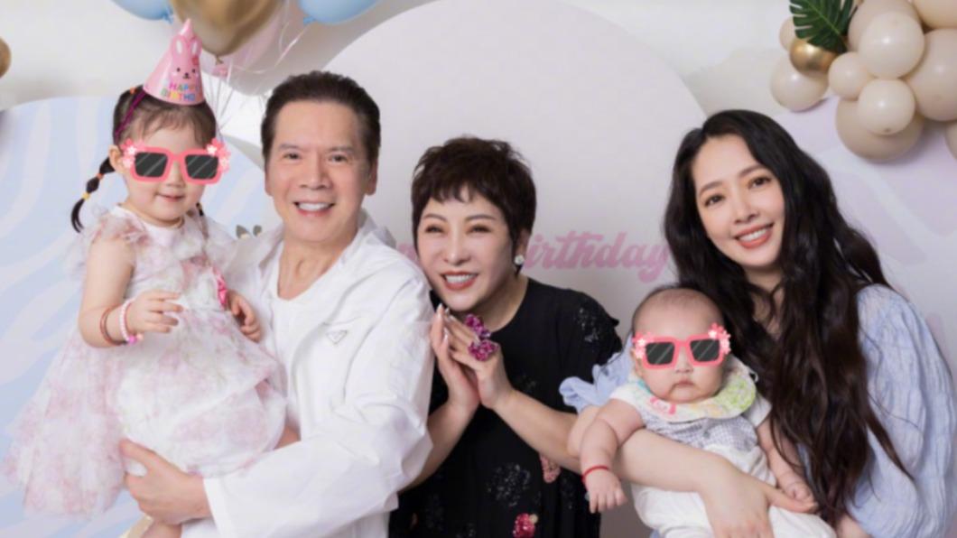 全家福曝光後,唯獨向佐缺席女兒的生日。(圖/翻攝自向太微博)