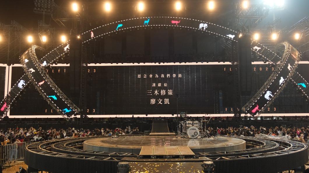 五月天在演唱會尾聲紀念離世的工作夥伴。（圖／相信音樂提供）