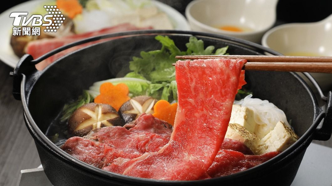 煮火鍋的湯含有高普林,下了肉和海鮮後盡量不要喝。(示意圖/shutterstock達志影像)