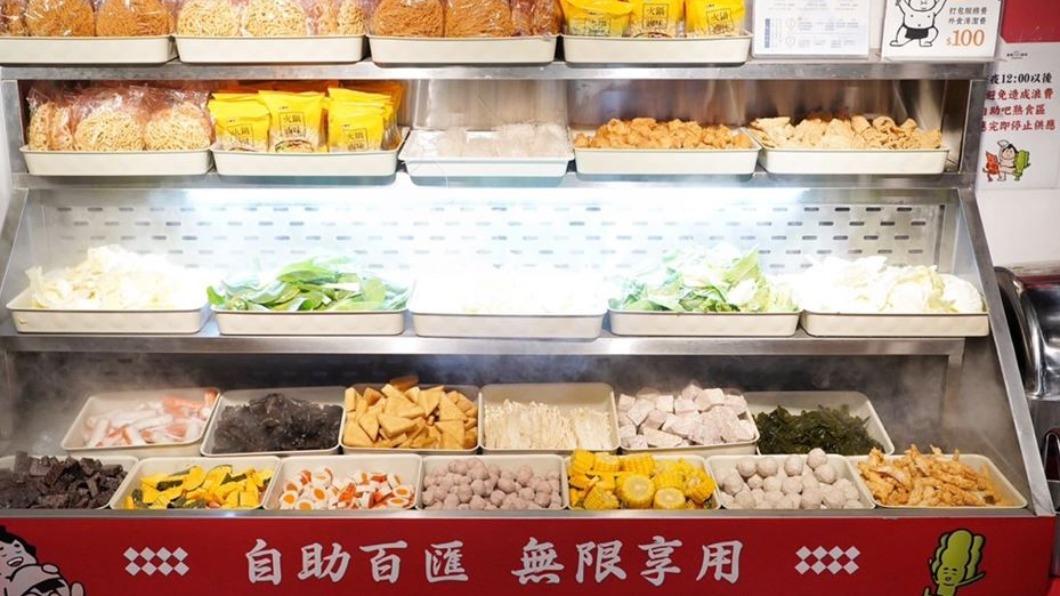 自助吧的火鍋料種類很豐富,飲料區和醬料區也通通有。(圖/阿華田的美食日記提供)