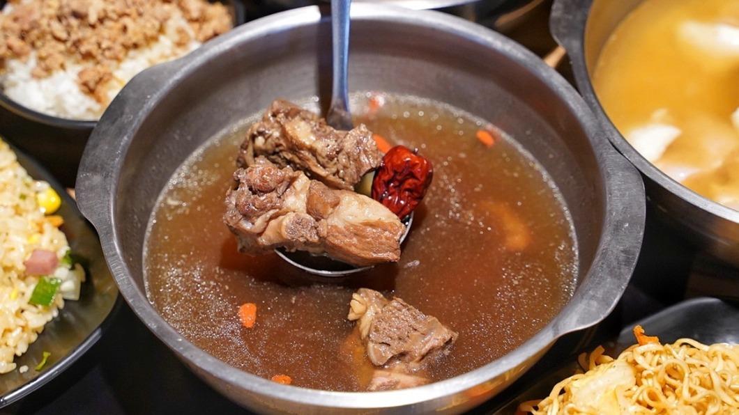 藥膳排骨裡頭還有數塊軟嫩的排骨。(圖/阿華田的美食日記提供)