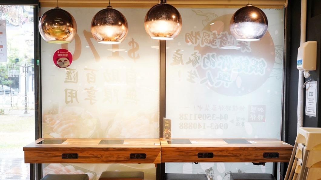 店內環境寬敞舒適,還貼心提供單人友善座位區。(圖/阿華田的美食日記提供)
