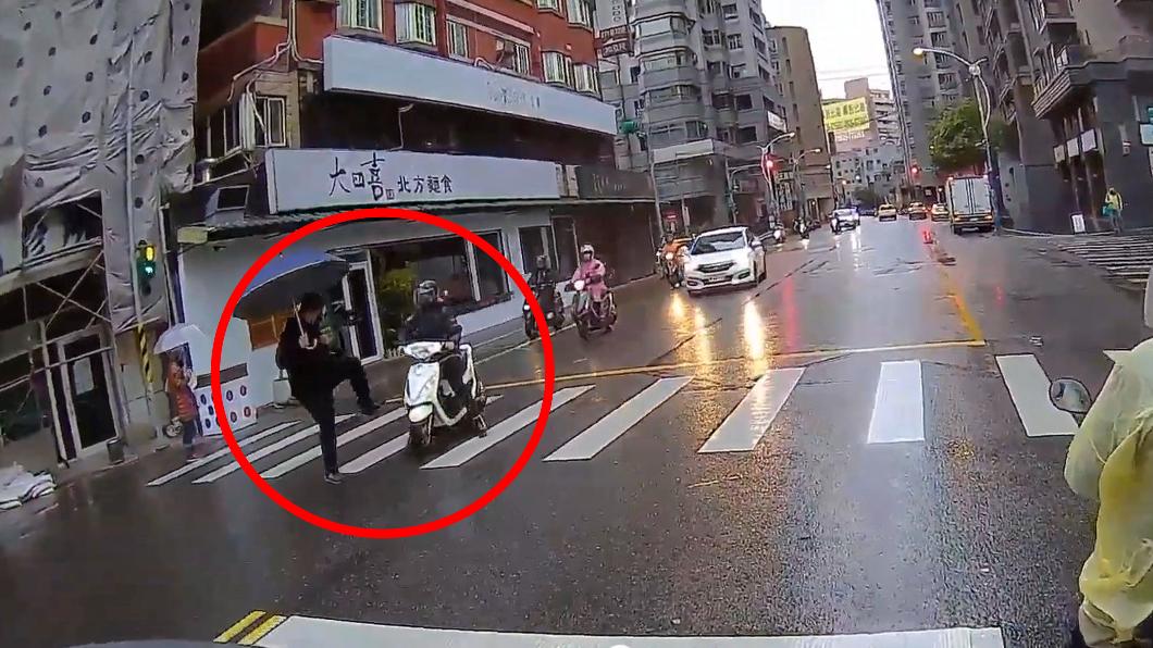 行人走在斑馬線遇到不減速的機車。(圖/翻攝自WoWtchou YouTube)