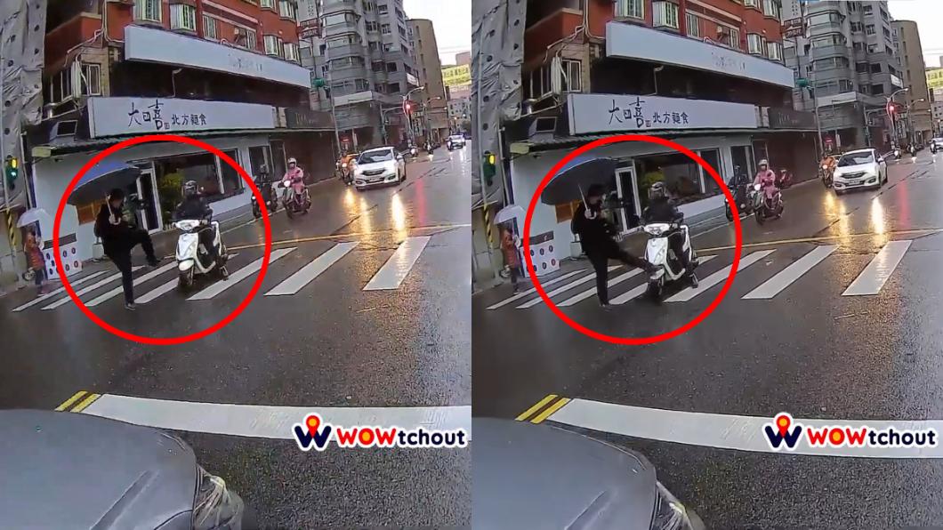 男子當場怒踹機車一腳。(圖/翻攝自WoWtchou YouTube)
