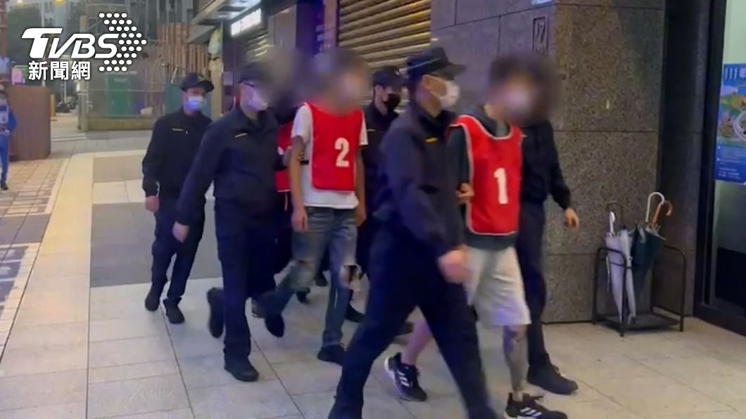警方將涉案6人帶回。(圖/TVBS)