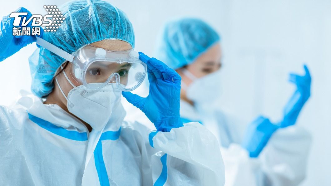 醫師呼籲出入危險場所可以戴護目鏡減少觸碰眼睛。(示意圖/shutterstock達志影像)