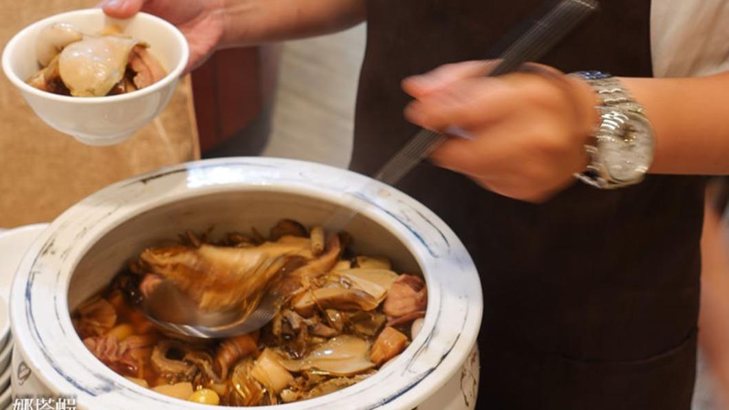 ▲明福的佛跳牆是使用鮑魚、冬蟲夏草、雞佛、蹄膀等高檔食材熬製。(圖/娜塔蝦的滑雪食旅手記提供)