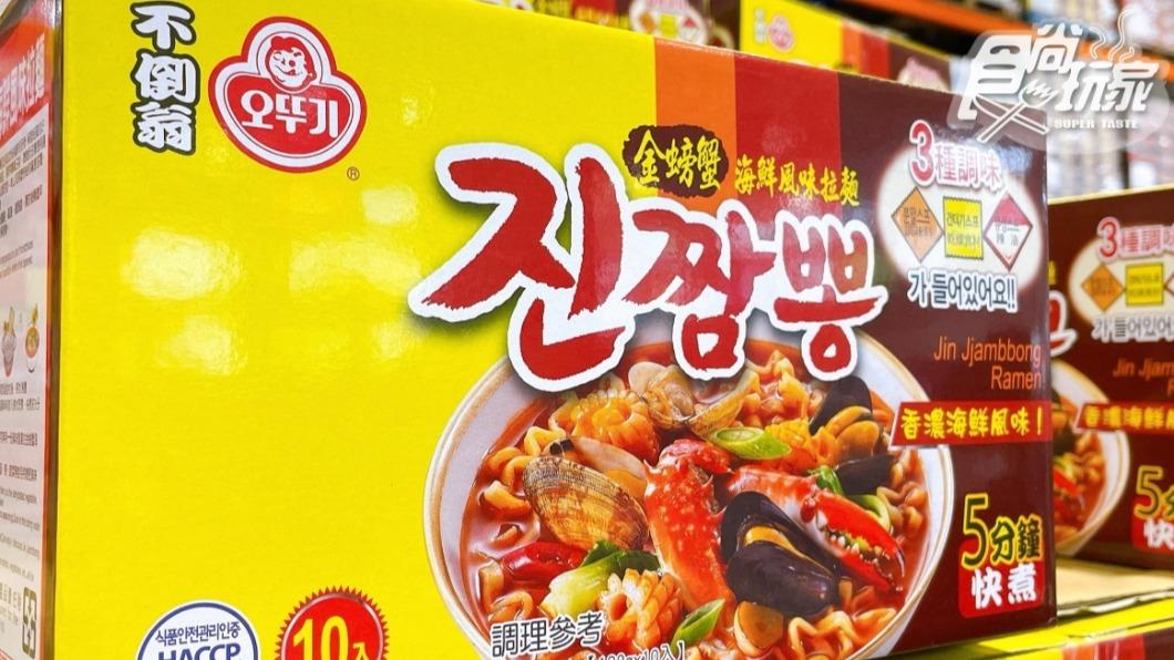 好市多「不倒翁金螃蟹海鮮拉麵」。(圖/食尚玩家)