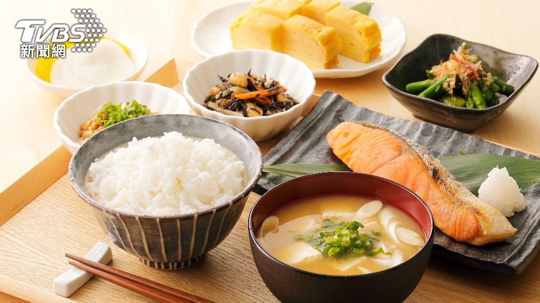 日本常見的早餐就是白飯加上味噌湯及鮭魚。(示意圖/shutterstock達志影像)